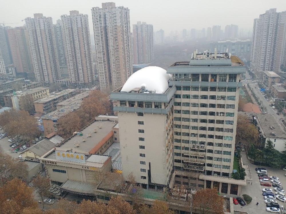 樓頂氣膜體育館是一種新型的體育場館建筑，在未來的發展中有著廣闊的前景